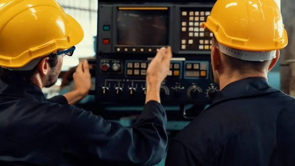 Gruppe geschickter Fabrikarbeiter mit Maschinenausrüstung in der Werkstatt — Stockfoto