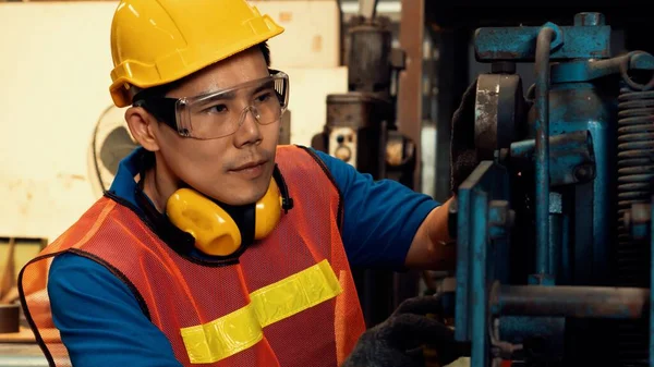 Travailleur d'usine compétent ou ingénieur faire le travail de la machine dans l'atelier de fabrication — Photo