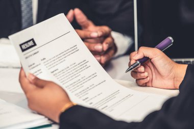 İnsan Kaynakları Müdürü CV özgeçmişini okudu