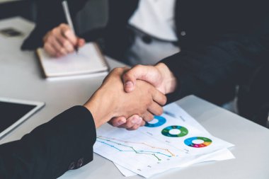 İş adamlarının el sıkışma anlaşması.