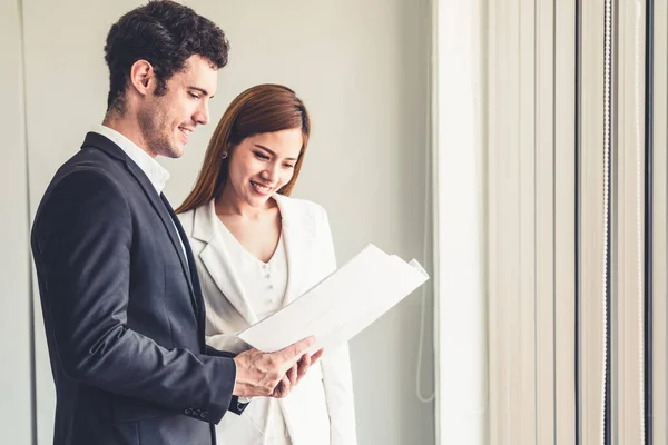 Businesswoman meeting with businessman in office. — Stock Photo, Image