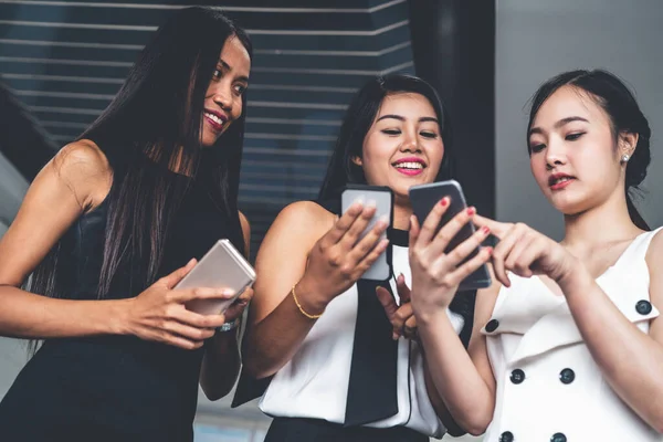 Три жінки друзі спілкуються з мобільним телефоном . — стокове фото