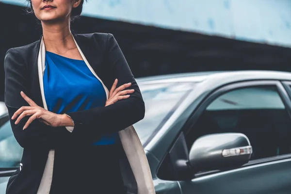 車の横に立っている自信のあるビジネス女性. — ストック写真