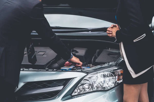 Uomo aiuto donna risolvere il problema auto. — Foto Stock
