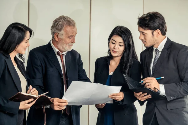 Geschäftsleute, Manager und Mitarbeiter in Besprechung. — Stockfoto