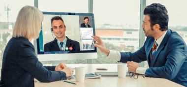 Sanal işyerinde ya da ücra bir ofiste grup iş adamları buluşması