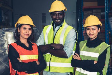 Depodaki mutlu depo çalışanının portresi.