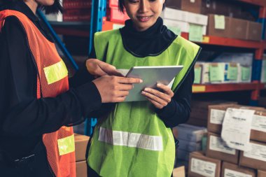 Depoda çalışan kadın bir depo işçisi.