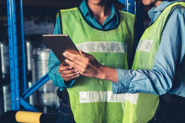 Depoda çalışan kadın bir depo işçisi.