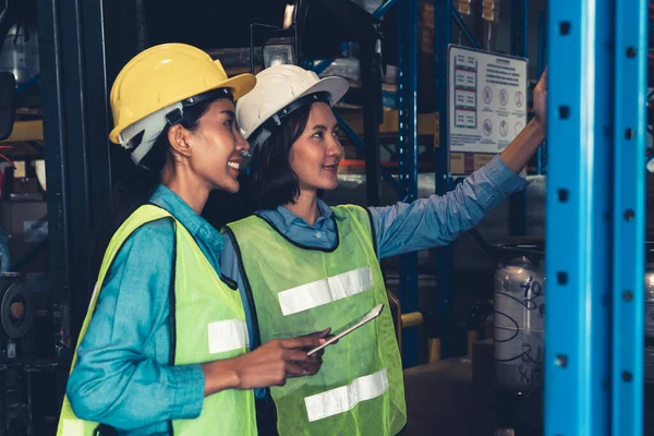 Vrouwelijke magazijnmedewerker in het magazijn — Stockfoto