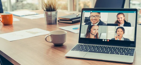 Videochiamata persone d'affari che si incontrano sul posto di lavoro virtuale o in ufficio remoto — Foto Stock