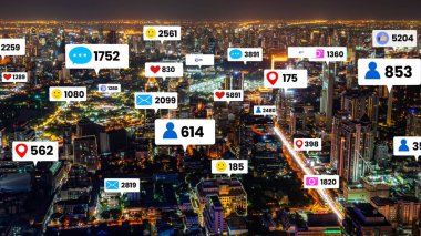 Şehirdeki sosyal medya simgeleri insanların ilişkilerini gösteriyor