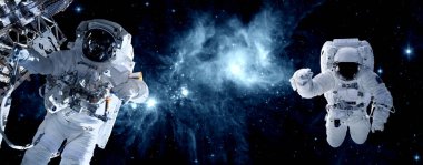 Astronot uzay yürüyüşü yaparken uzay istasyonu için çalışır.