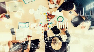 Kurumsal personel toplantısında iş adamlarının yaratıcı görüntüsü