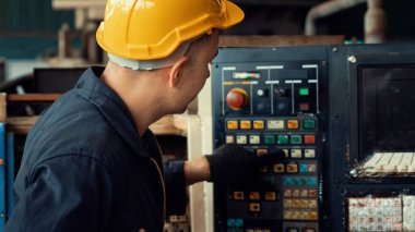 Fabrika mühendisi veya işçisi üretim atölyesinde makine işi yapıyor.