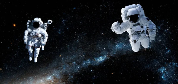 宇航员在为空间站工作时进行太空行走 — 图库照片