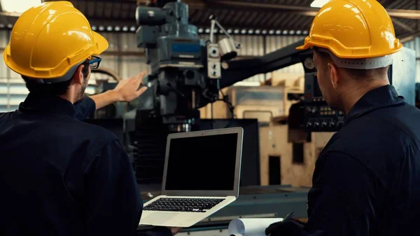 Vakkundige fabrieksarbeider werkt met laptop computer om procedure checklist doen . — Stockfoto