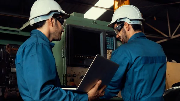 Grupo de hábiles trabajadores de la fábrica que utilizan equipos de máquinas en el taller — Foto de Stock