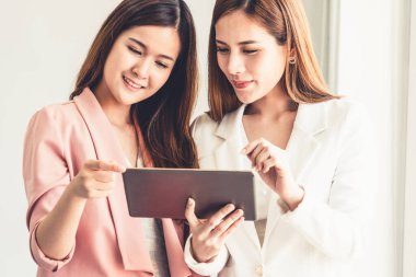 Ofiste tablet bilgisayar kullanan iş kadınları.