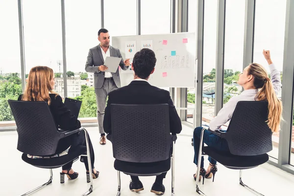 İş kadınları ve işadamları grup toplantısında.