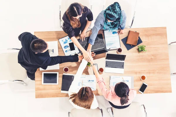 Teamwork zakenmensen slaan handen ineen om elkaar te ontmoeten. — Stockfoto