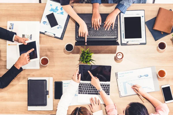 Zakenmensen in Groepsvergadering op Office Room. — Stockfoto