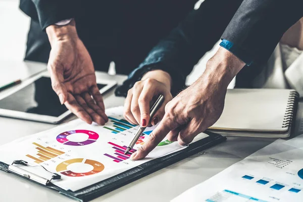 Geschäftsleute, die mit Geschäftsberichten arbeiten. — Stockfoto