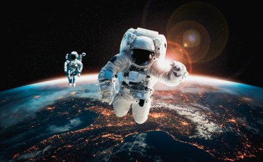 Astronot uzay yürüyüşü yaparken uzay istasyonu için çalışır.