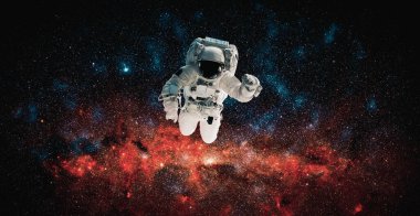 Astronot uzay yürüyüşü yaparken uzay istasyonu için çalışır.