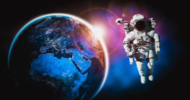 Astronot uzay yürüyüşü yaparken uzay istasyonu için çalışır.