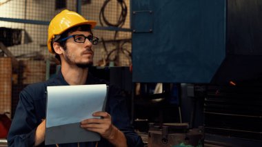 İşlemleri kontrol etmek için pano ile çalışan yetenekli bir fabrika işçisi. .