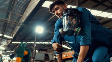 Yetenekli bir fabrika işçisi, takım arkadaşını zehirli gaz sızıntısından kurtarır.