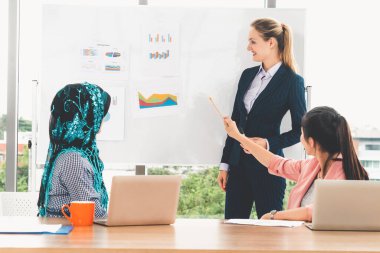 Takım çalışması toplantısında çok kültürlü çalışma grubu.