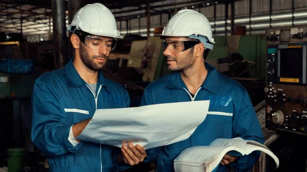 Grupa zręcznych pracowników fabryki korzystających ze sprzętu maszynowego w warsztacie — Zdjęcie stockowe