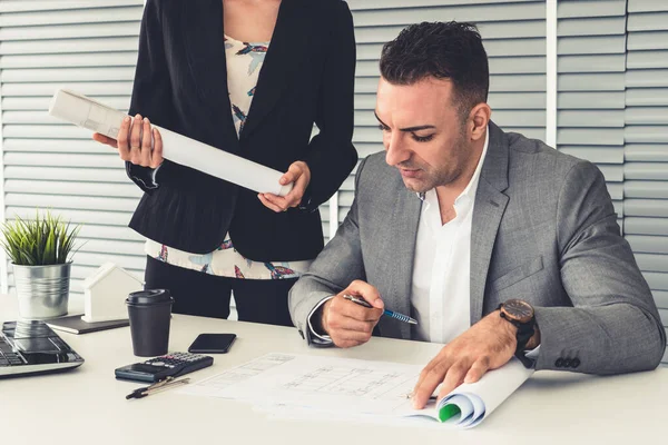 Empresario jefe y empresaria en el cargo. — Foto de Stock