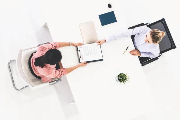 Twee jonge zakenvrouwen ontmoeten elkaar voor interview. — Stockfoto