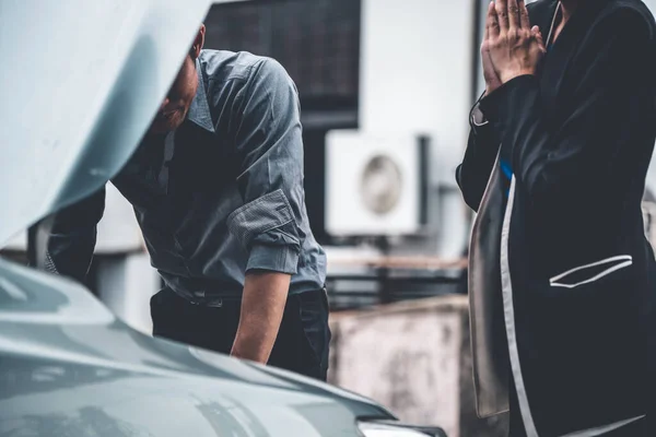 Uomo aiuto donna risolvere il problema auto. — Foto Stock