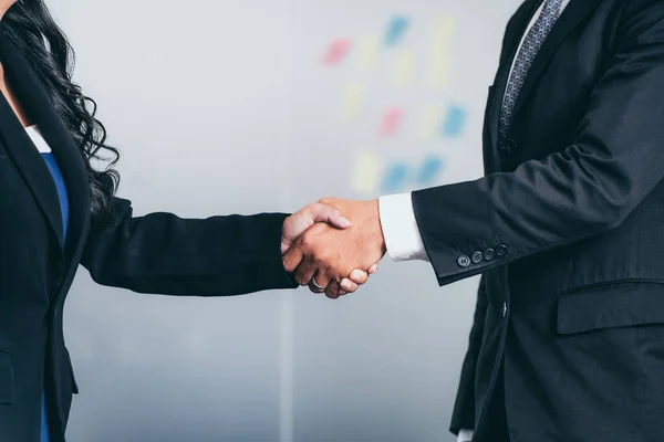 Accordi di handshake per gli imprenditori in ufficio. — Foto Stock