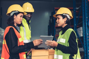 Depoda birlikte çalışan bir depo işçisi.