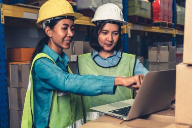 Depoda çalışan kadın bir depo işçisi.