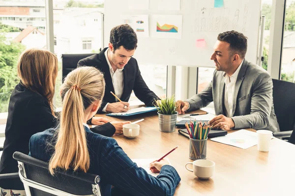 Gente de negocios en reunión de grupo en la oficina. — Foto de Stock