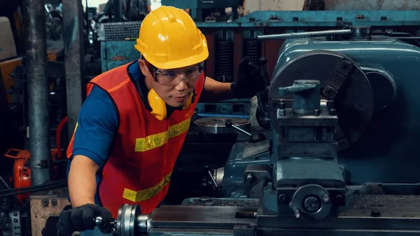 Умілий заводський працівник або інженер виконують машинобудівну роботу у виробничому цеху — стокове фото