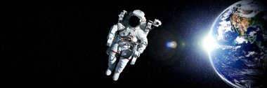 Astronot uzay yürüyüşü yaparken uzay istasyonu için çalışır.