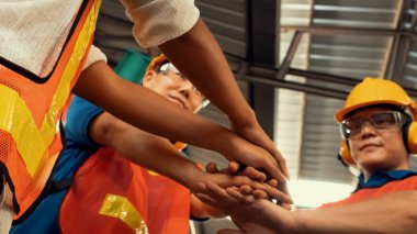 Becerikli fabrika işçilerinden oluşan ekip birlik ve destek gösteriyor.