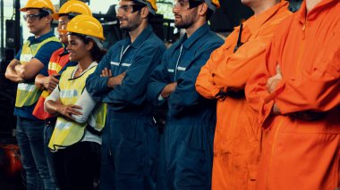 Fabrikadaki takım çalışmasını gösteren becerikli bir işçi bir arada duruyor. .