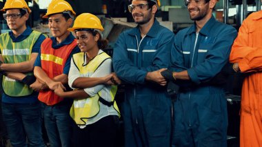 Fabrikadaki takım çalışmasını gösteren becerikli bir işçi bir arada duruyor. .