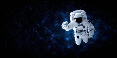 Astronot uzay yürüyüşü yaparken uzay istasyonu için çalışır.