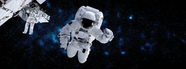 Astronot uzay yürüyüşü yaparken uzay istasyonu için çalışır.