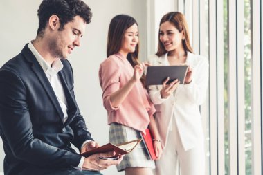 İşadamı iş yerinde kitap okuyor. .