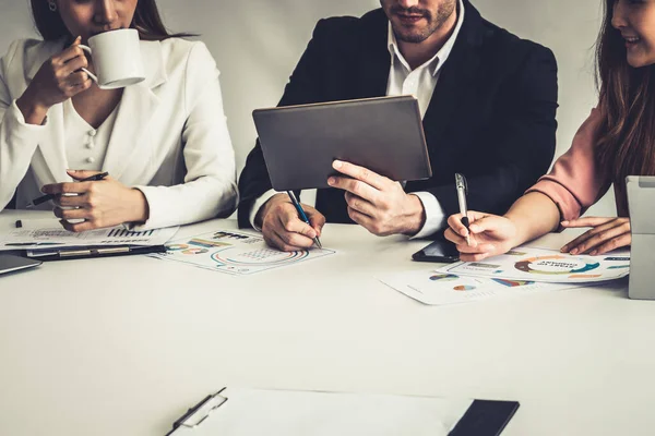 Empresário e empresárias que trabalham no escritório. — Fotografia de Stock